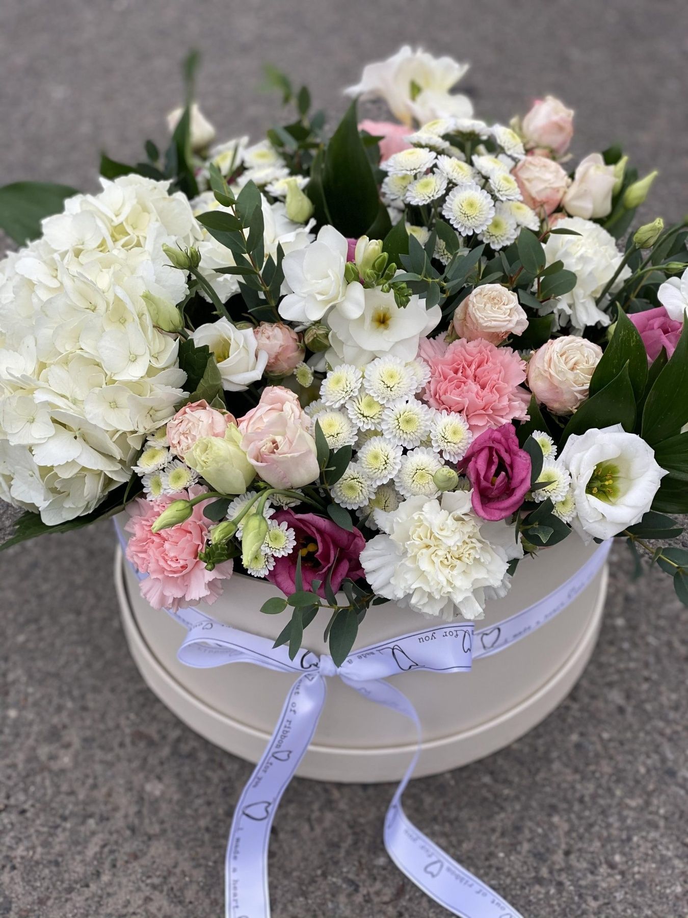 Роза, гортензія, еустома, гвоздика, хризантема і фрезия в круглій коробці