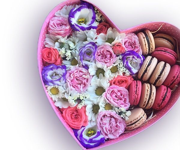 Кущова троянда, хризантема, еустома і макаруни в коробці сердечком